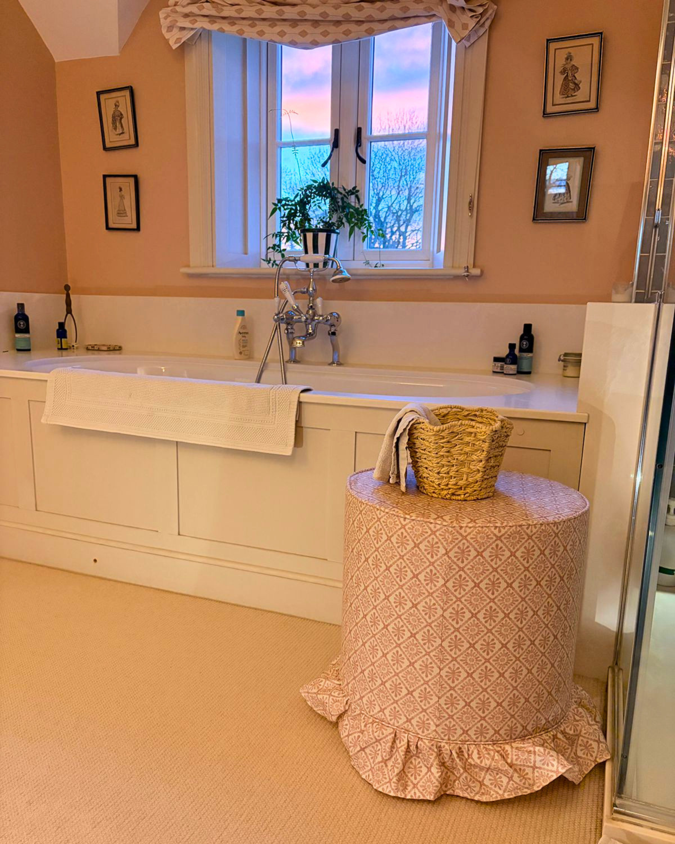 Ruffle Stool in Pink